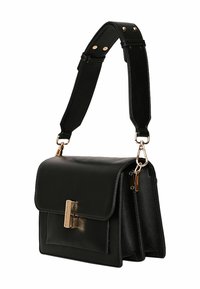 Crna torba od umjetne kože s preklopnim zatvaračem i zlatnim detaljima. Ima podesivi remen i dva odjeljka za pohranu.