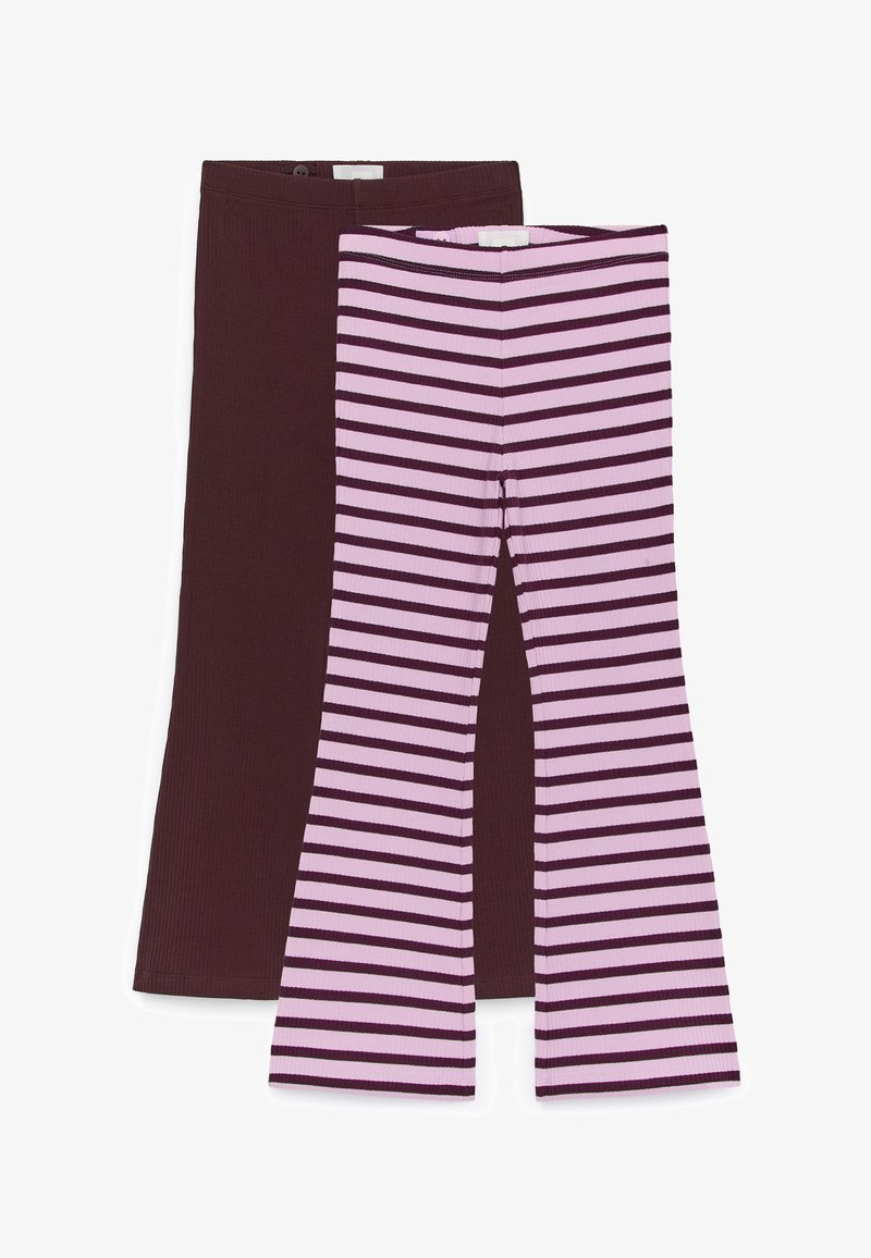 Deux pantalons évasés en maille côtelée ; un marron foncé uni, un rose avec des rayures horizontales marron foncé.