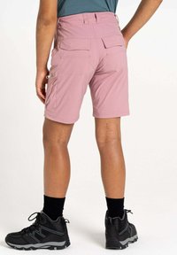 Helle rosa Shorts mit einem flachen Bund, zwei Gesäßtaschen und einer seitlichen Reißverschlusstasche, aus einem glatten, strapazierfähigen Stoff gefertigt.