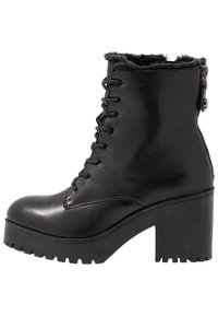 Zwarte leren enkellaarzen met een gestructureerde afwerking, vetersluiting aan de voorkant, ritssluiting details en een robuuste platformhak met een stevig loopvlak.