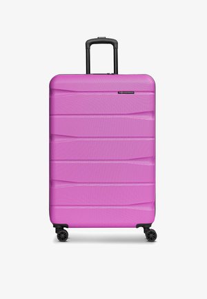 Grande valise rigide rose avec surface texturée, quatre roues noires pivotantes et poignée télescopique noire étendue.