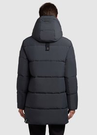 Temno siv puffer jakna z visokim ovratnikom, ki ima vodoravne pikčaste panele in zanko za obešanje na hrbtu. Dolgi rokavi in ravna rob.