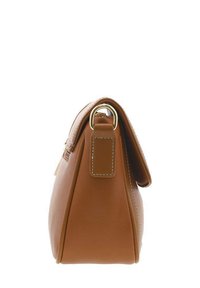 Sac à main en cuir marron avec une forme structurée, doté d'un accent en métal doré et de coutures blanches le long des bords.