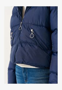 Ausgewählt, dark blue