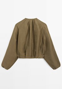 Blusa corta verde oliva con maniche lunghe a sbuffo e schiena arricciata, realizzata in tessuto testurizzato con una leggera lucentezza.
