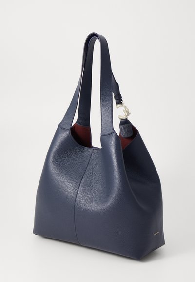 Sac à main en cuir marine au design doux et arrondi. Équipé de deux anses pour le port à l'épaule et d'une texture lisse, avec un intérieur rouge contrastant. Accents en matériel argenté.