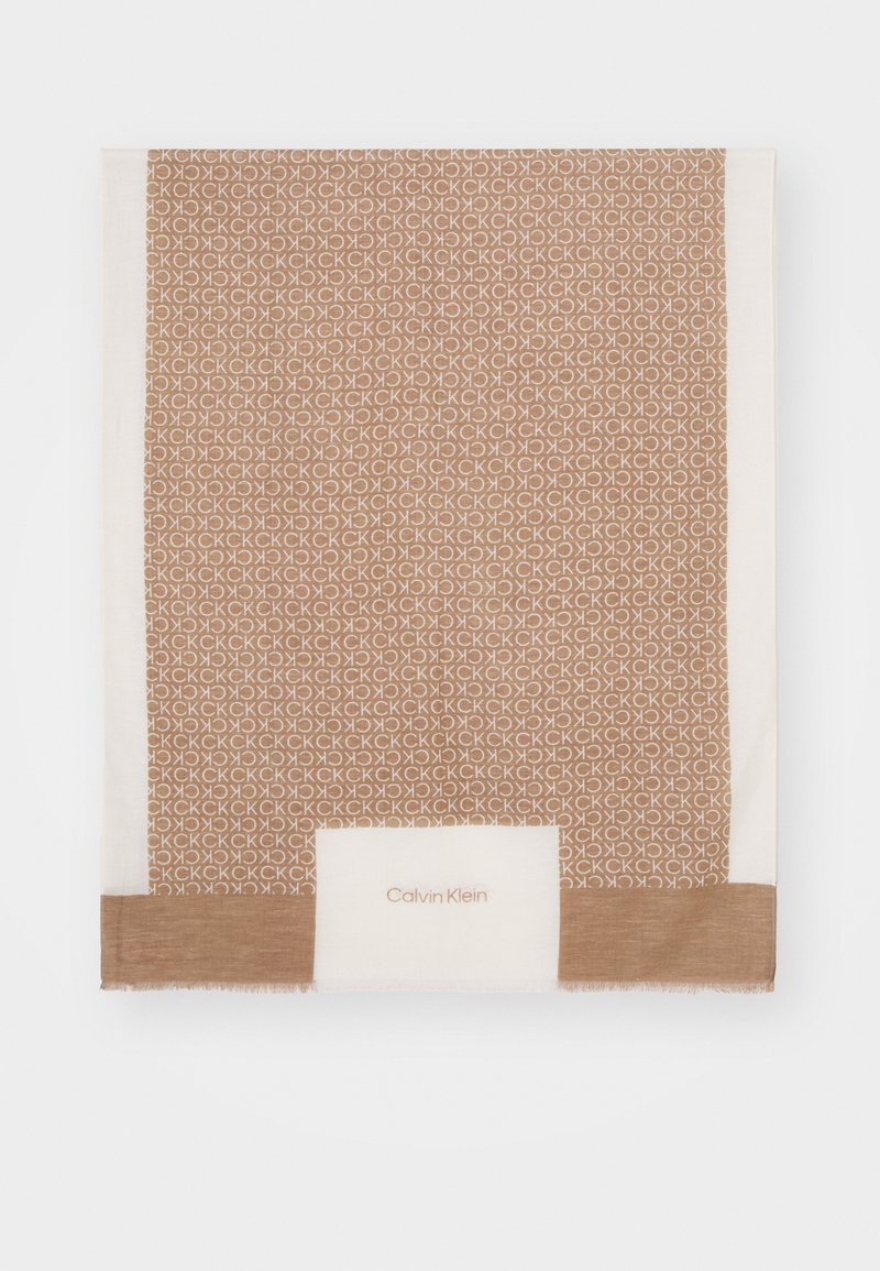 Sciarpa marrone con motivo a fantasia caratterizzata da un design con logo distribuito su tutta la superficie, con un bordo crema e un patch del logo ben visibile nell'angolo in basso. Texture morbida.