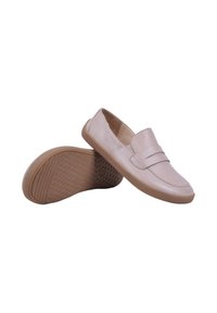 Paire de mocassins beiges en cuir sans lacets avec des semelles en caoutchouc, une chaussure montrant le dessus et l'autre la semelle texturée.