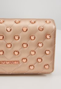 Sac à Main Moschino Rose Avec Chaîne Dorée - Taille Petit, Porté Croisé, Cuir