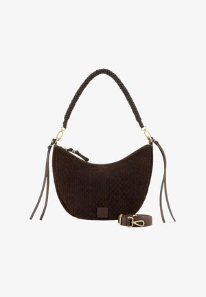 Sac à épaule en cuir tressé marron, de forme courbée, avec une poignée tressée, des finitions en métal doré et une bandoulière amovible. Motif texturé sur toute la surface.