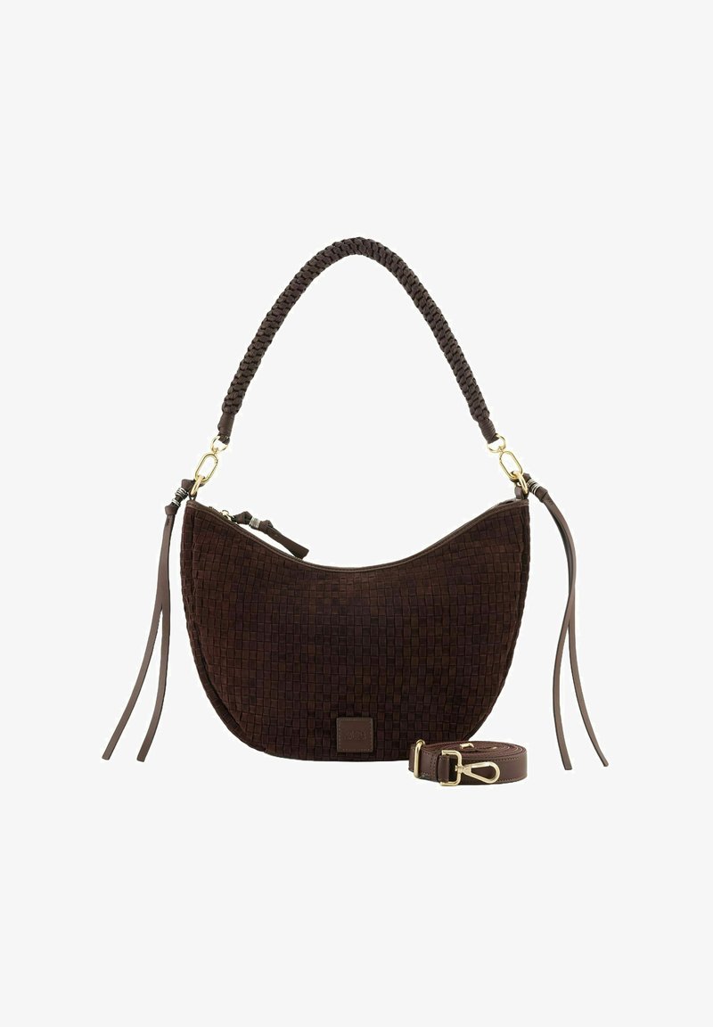 Sac à épaule en cuir tressé marron, de forme courbée, avec une poignée tressée, des finitions en métal doré et une bandoulière amovible. Motif texturé sur toute la surface.