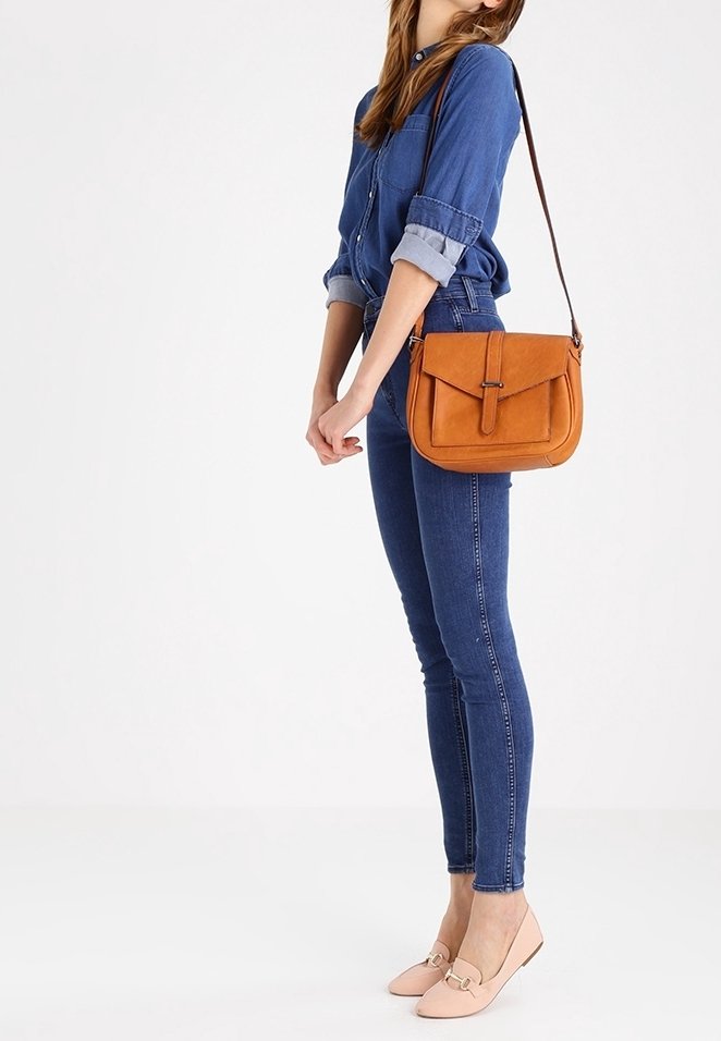 Tan-nahkahvi risti-kroggtrast váka, hett jivilivaltja mávnni ja muokváhkkadeh, boahkačíjaná blu zíndijam šordim ja rágduv čánjak.