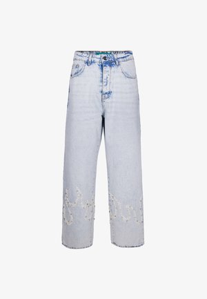 Jeans in denim azzurro con una vestibilità rilassata, caratterizzati da decorazioni in perle lungo l'orlo e una sottile texture usurata.