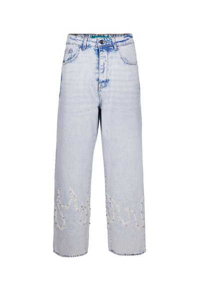 Jeans in denim azzurro con una vestibilità rilassata, caratterizzati da decorazioni in perle lungo l'orlo e una sottile texture usurata.