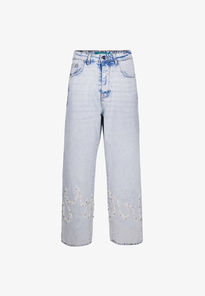 Jeans in denim azzurro con una vestibilità rilassata, caratterizzati da decorazioni in perle lungo l'orlo e una sottile texture usurata.