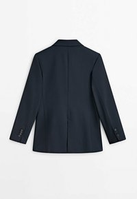 Blazer noir ajusté vu de dos avec manches longues, col cranté et détails de boutons sur chaque manchette sur fond blanc.