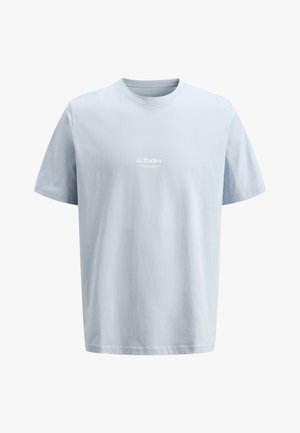 Svetlomodré tričko s krátkym rukávom a okrúhlym výstrihom s malým bielym logom "JJ Studios" umiestneným v strede na hrudi na jednoduchom pozadí.