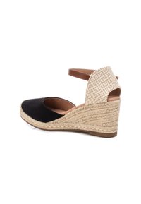Sandalo con zeppa in suede nero, caratterizzato da un tacco in juta intrecciata e una parte posteriore in tessuto beige a scacchi con una cinghia alla caviglia marrone. Design con punta chiusa.