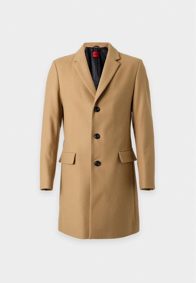 Manteau pour homme couleur camel avec trois boutons noirs, revers crantés et deux poches avant à rabats, présenté sur fond blanc.