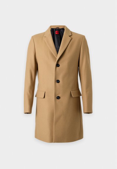 Manteau pour homme couleur camel avec trois boutons noirs, revers crantés et deux poches avant à rabats, présenté sur fond blanc.