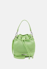 Borsa a secchiello verde chiaro con chiusura a sacchetto, tracolla staccabile e pannello frontale in tessuto testurizzato con placca logo.