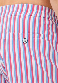 Gestreifte Badeshorts in Pink, Blau und Weiß. Mit einer Gesäßtasche mit Knopf und einem markierten Etikett. Hergestellt aus leichtem Material.
