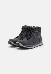 Hoge schoenen van donkergrijs synthetisch materiaal met zwarte accenten, gestructureerde kraag, vetersluiting en een grijze rubberen zool.