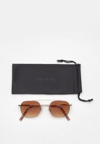 Ochelari de soare cu nuanță de bronz, cu lentile hexagonale, ramă subțire din metal argintiu și accente de scoică. Include un săculeț moale negru cu logo.