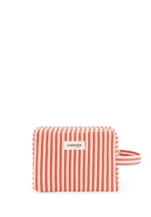 Trousse de toilette rectangulaire rayée rouge et blanche avec poignée latérale et étiquette "rivedroite Paris" sur le devant.