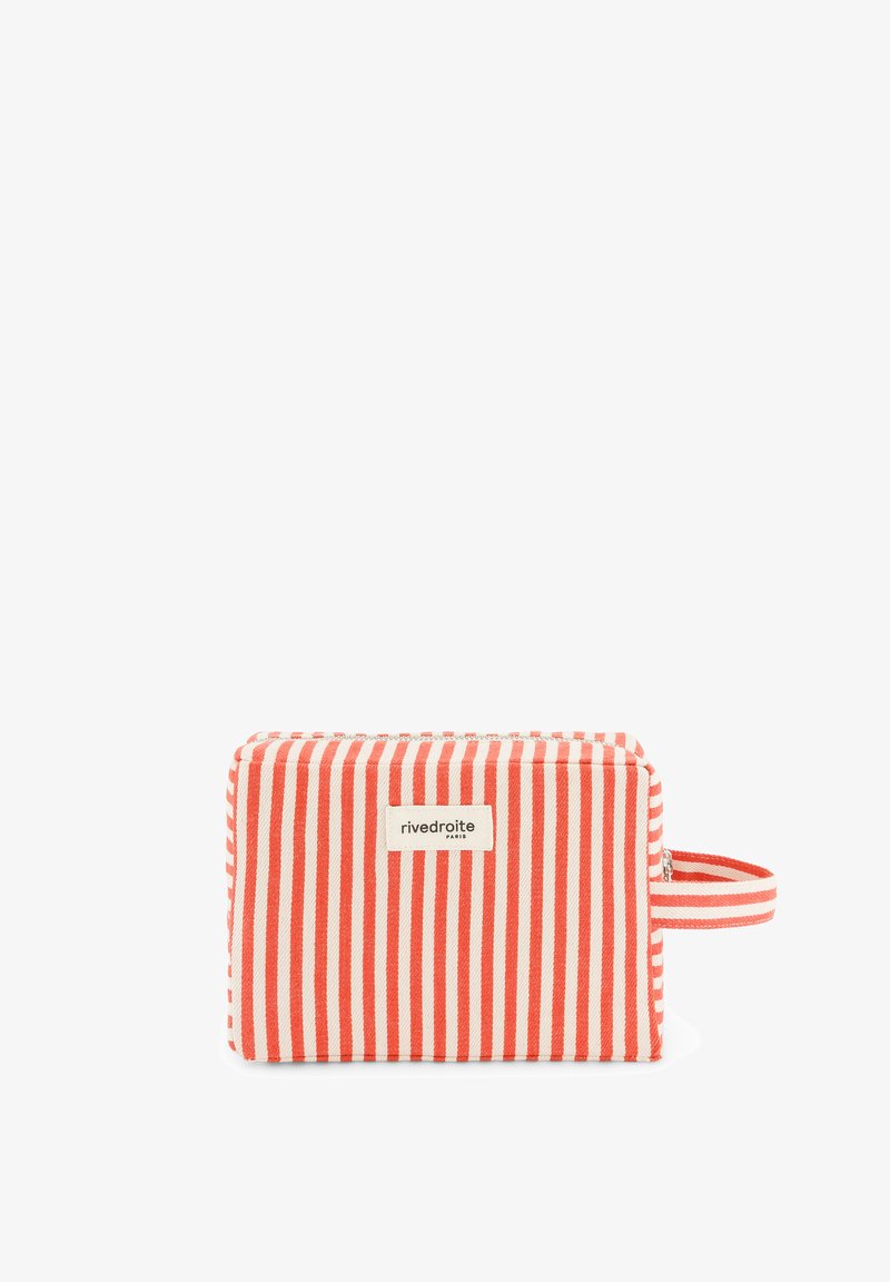 Trousse de toilette rectangulaire rayée rouge et blanche avec poignée latérale et étiquette "rivedroite Paris" sur le devant.