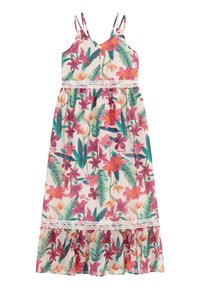 Robe maxi florale à fines bretelles, avec un accent en dentelle blanche à la taille. Le tissu présente des fleurs roses vives et des feuilles vertes sur un fond clair.