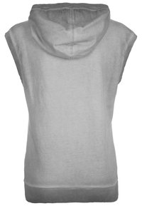 Šedá bezrukávová mikina s kapucí a měkkou texturou, která má zaoblenou kapuci, žebrovaný lem a minimální design bez předních detailů.