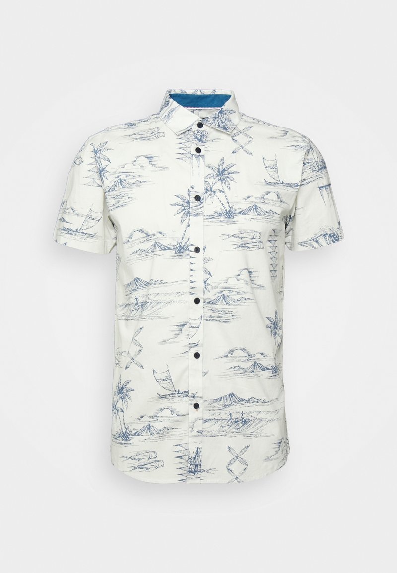 Chemise blanche à manches courtes boutonnée avec un imprimé tropical bleu comprenant des palmiers, des montagnes, des bateaux et des nuages.