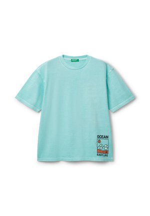 T-shirt di cotone blu chiaro con collo girocollo e maniche corte. Presenta un logo grafico stampato in nero e corallo sul lato sinistro in basso.