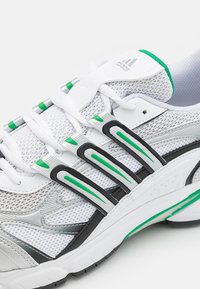 adidas Originals TEMPER RUN 2 UNISEX - Sportcipő - footwear white/green/core black