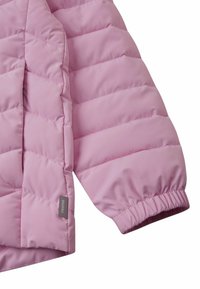 Rękaw jasnoróżowej kurtki puchowej z poziomym pikowanym wzorem, elastycznymi mankietami i szarą metką marki blisko krawędzi. Gładka faktura.