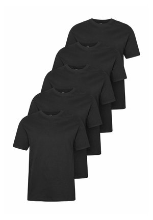 Fem ensfarvede sorte t-shirts med korte ærmer og rund hals stablet i et trappetrinsarrangement.