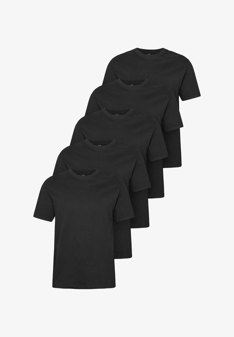 Pet majic črnih kratkih majic z okrolim izrezom, zloženih v stopničasti razporeditvi.