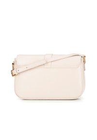 Borsa a spalla in pelle crema con chiusura a patta, tracolla regolabile e dettagli di cucitura sottile sulla parte anteriore. Texture liscia, forma rettangolare.