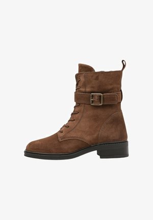 Botas de tobillo de ante marrón con puntera redondeada, cordones en la parte frontal, un hebilla lateral y un tacón bajo cuadrado. Acabado texturizado con costuras reforzadas.