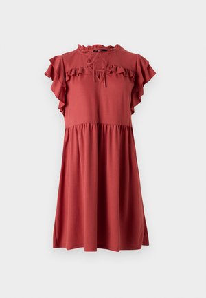 Rochie roșie ruginie cu mâneci scurte, volănașe, decolteu rotund cu detaliu de panglică și o croială lejeră de la talie în jos, cu o parte de jos gathered.