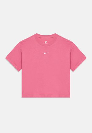 Rožnata majica s kratkimi rokavi Nike z okroglim izrezom in majhnim belim logotipom Nike swoosh na sredini prsnega koša.