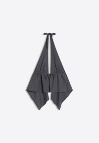 Top gris foncé à col halter avec un ourlet ample et asymétrique et des liens à nouer au niveau du cou et de la taille, présenté sur fond blanc.