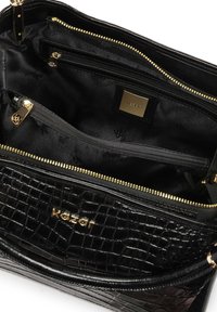 Borsa a tracolla in ecopelle nera con texture a coccodrillo, dettagli in metallo dorato e scomparti con zip. L'interno presenta una fodera stampata con il logo.