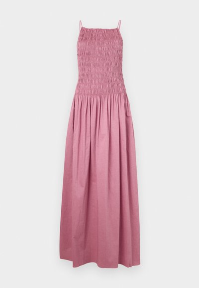 Vestido maxi em rosa suave, com corpete franzido, alças finas e uma saia fluida com cintura franzida. Feito de um tecido leve.