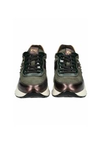 Sneakers en daim vert et cuir noir avec des accents en bronze métallique, bout rond, semelle épaisse blanche, lacets noirs et détail de logo sur la languette.
