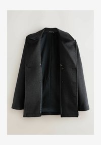 Abrigo de hombre en patrón de espiga gris oscuro con forro negro, de frente abierto y puños con muesca, exhibido sobre un fondo blanco.