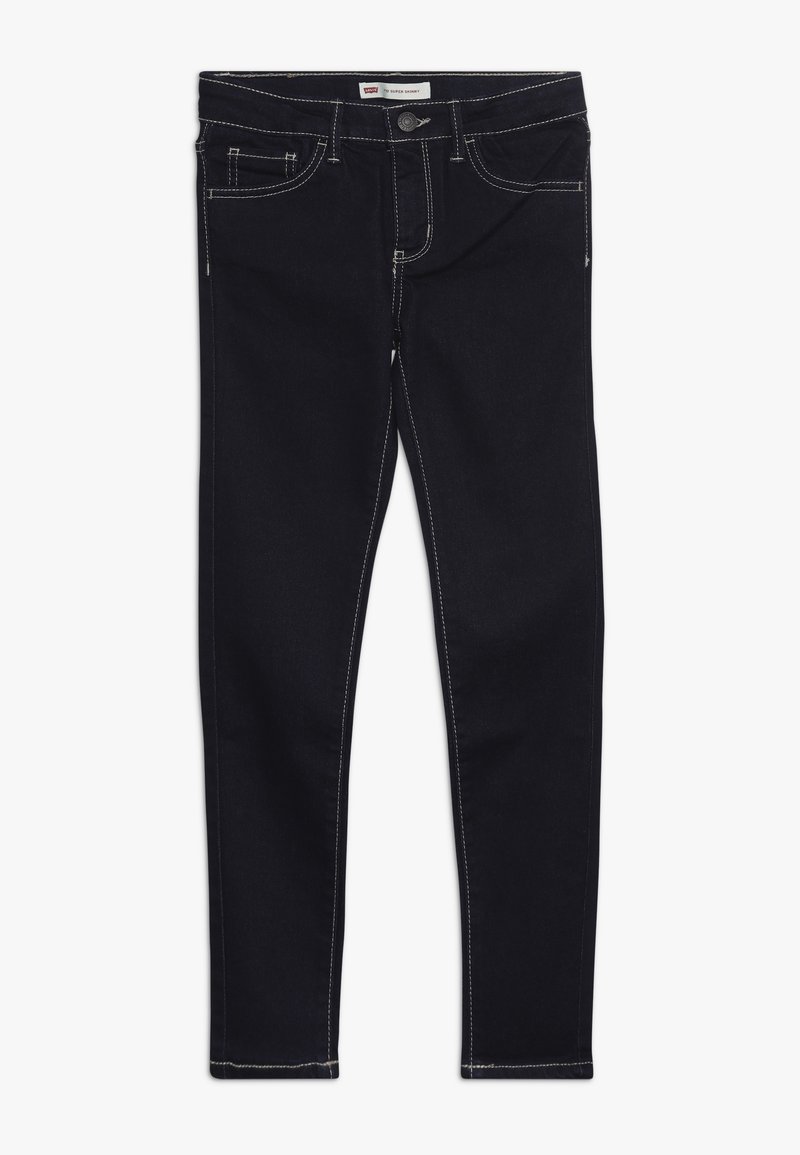 Jeans de mezclilla de color azul oscuro, con costuras blancas, un diseño clásico de cinco bolsillos y un cierre de botón en la cintura.