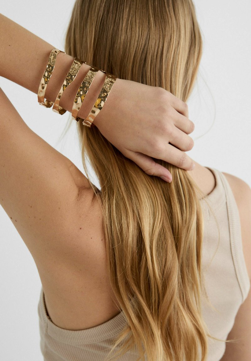 Stradivarius MAXI TEXTURED CUFF - Armband - gold coloured 