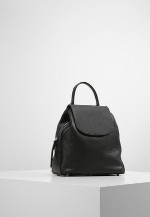 Schwarzer Leder-Rucksack mit strukturierter Form, texturiertem Oberflächen, Klappenverschluss und einem seitlichen Reißverschlussfach. Robuster Tragegriff zum Transport.